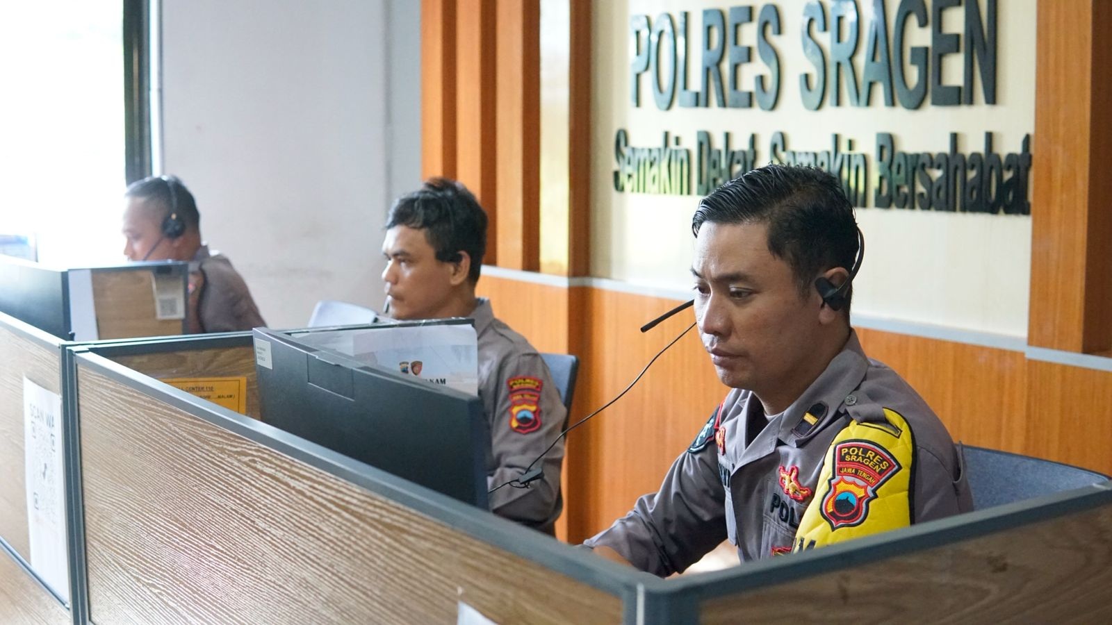 Pusat komando layanan hotline 110 Polres Sragen. (Ahmad Khairudin/Radar Solo)