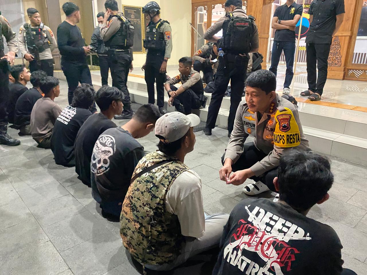 Kapolresta Solo korek beberapa pemuda yang tertangkap tangan saat melakukan aksi vandalisme. (Humas Polresta Solo)
