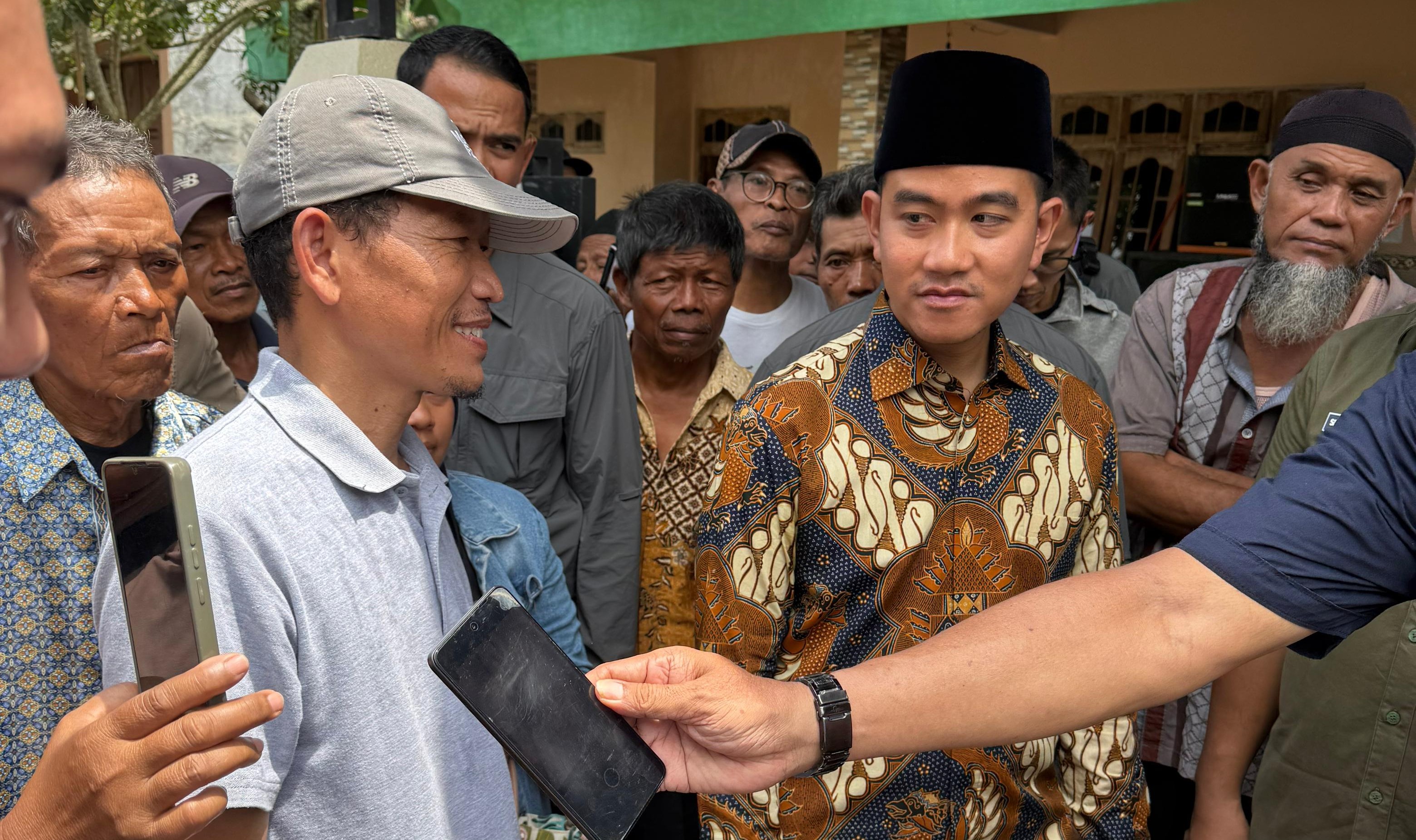Wapres RI Gibran Rakabuming Raka menyusuri jalanan aspal di Gendol RT 8, Desa Mojokerto, Kecamatan Kedawung, Sragen, Kamis (26/3/2026). (Ahmad Khairudin/Radar Solo)