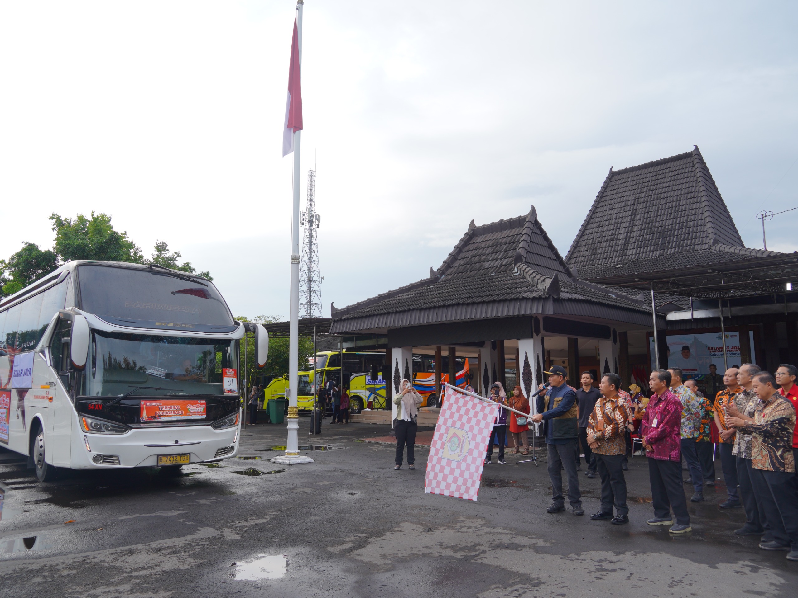 Bupati Wonogiri Setyo Sukarno melepas rombongan balik gratis di halaman rumah dinas Bupati Wonogiri, Kamis (26/3/2026).