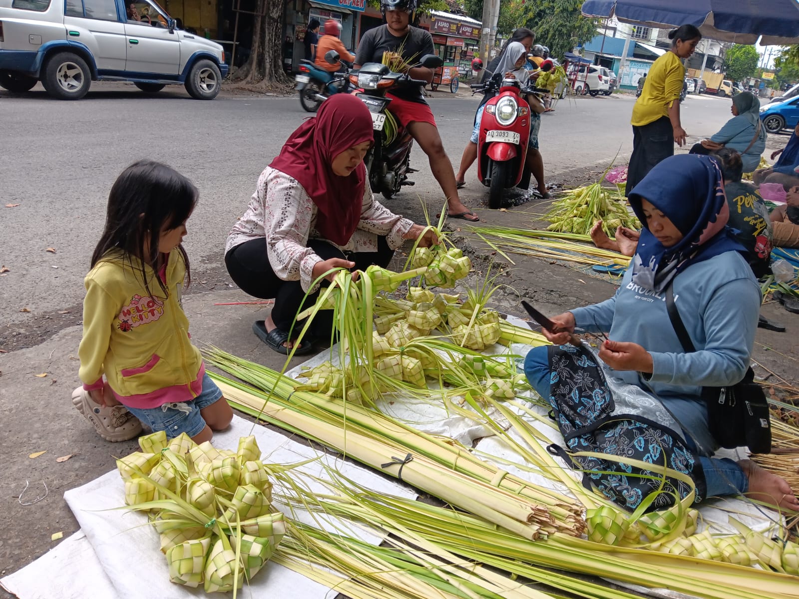 Deretan pedagang selongsong ketupat memadati kawasan Pasar Srago, Kelurahan Mojayan, Kecamatan Klaten Tengah, Kamis (26/3/2026). 