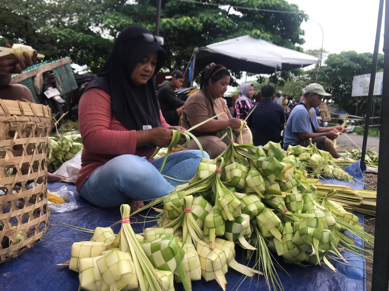 Pedagang janur menjamur di sekitar kawasan Pasar Pengging, Kecamatan Banyudono, Kamis (26/3/2026).