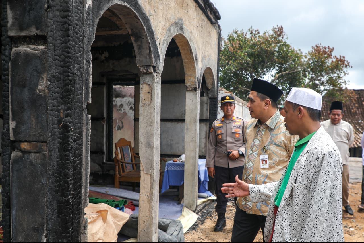 Wagub Jateng Taj Yasin cek kondisi Masjid Jami' Jalaluddin Masrosyid di Desa Kendel, Kecamatan Kemusu, Boyolali yang terbakar belum lama ini, Kamis (26/3/2026).