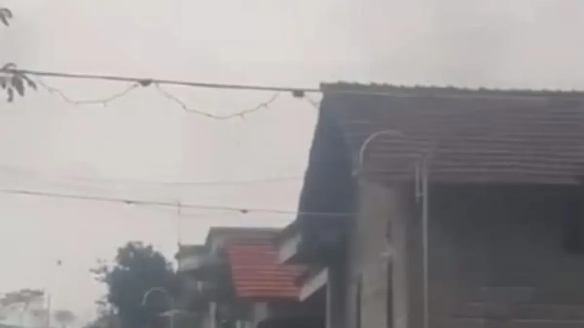 Warga Dukuh Sidopekso RT 21/RW 04, Desa Gedangan, saksikan mendung tebal disertai pusaran angin, Kamis (26/3/2026). (TANGKAPAN LAYAR VIDEO) 