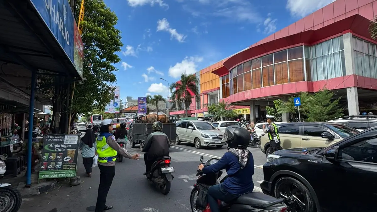 Arus lalu lintas di kawasan Pasar Ir Soekarno Sukoharjo terpantau padat merayap, Jumat pagi (27/3).