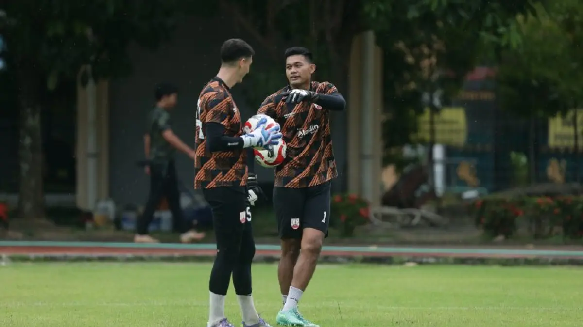 BERCENGKRAMA: M. Riyandi bersama kiper asing Vukasin Vranes di sesi latihan Persis Solo di Jogja. (TIM MEDIA PERSIS SOLO)
