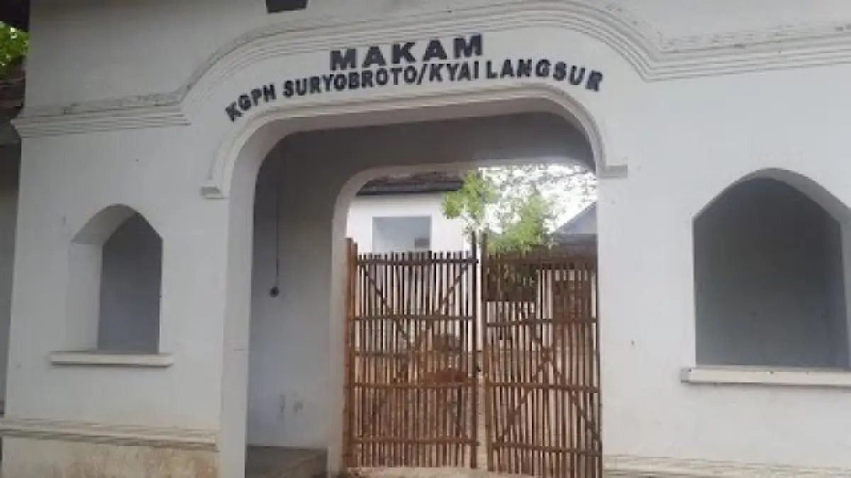 Gerbang utama Makam Kyai Langsur di Kampung Klurahan, Kecamatan Sukoharjo Kota, Kabupaten Sukoharjo. 