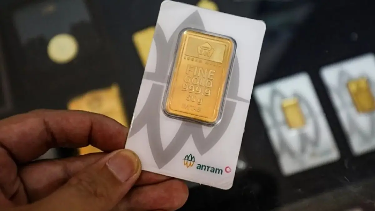 Harga emas Antam merosot tajam.