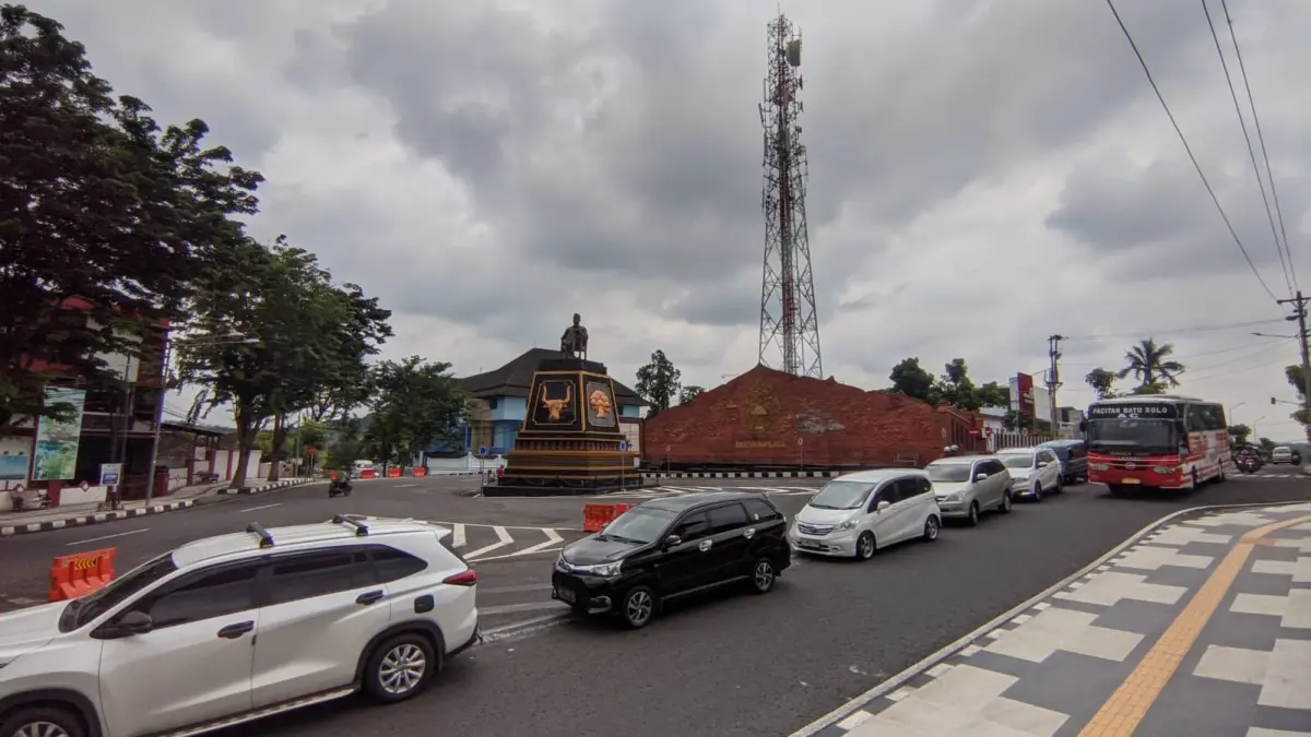 Kepadatan kendaraan di timur simpang empat Ponten Kecamatan Wonogiri Kota, Jumat (27/3/2026) siang. (IWAN ADI/RADAR SOLO)
