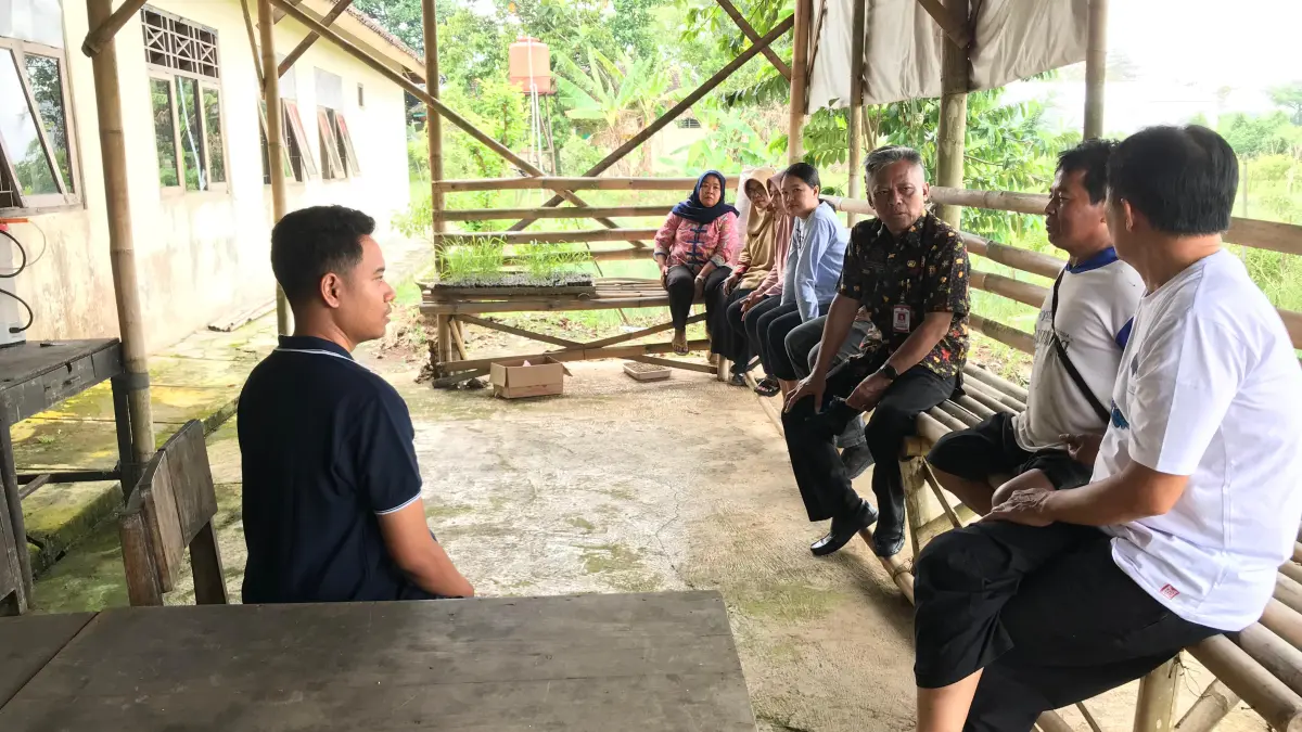 Kepala Dinas Pertanian dan Perikanan Kabupaten Sukoharjo Bagas Windaryatno melakukan mitigasi hadapi kemarau di Dam Cendono, Desa Gentan, Bendosari, Sukoharjo, Jumat (27/3).