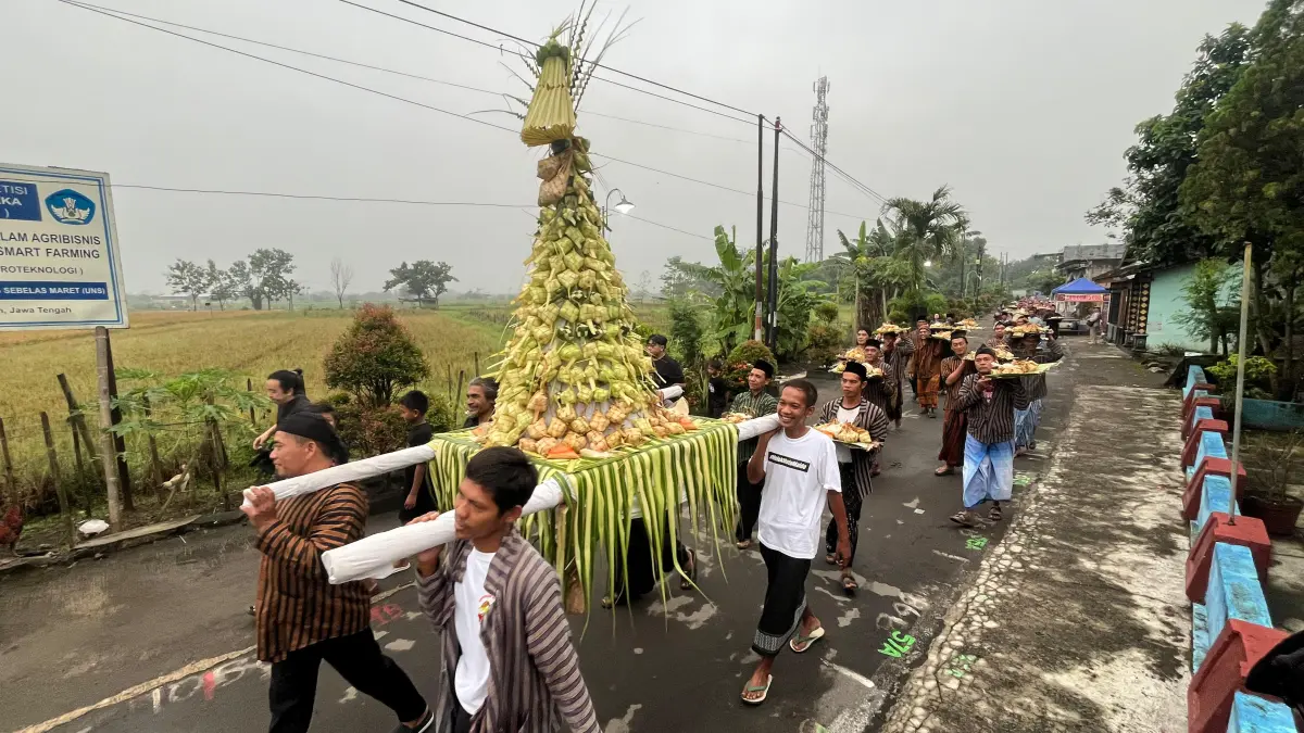 Kirab bakdo kupat di Padukuhan Kebonsari, Desa Delanggu, Kecamatan Delanggu, Klaten, Jumat (27/3/2026). (M.IHSAN/RADAR SOLO)