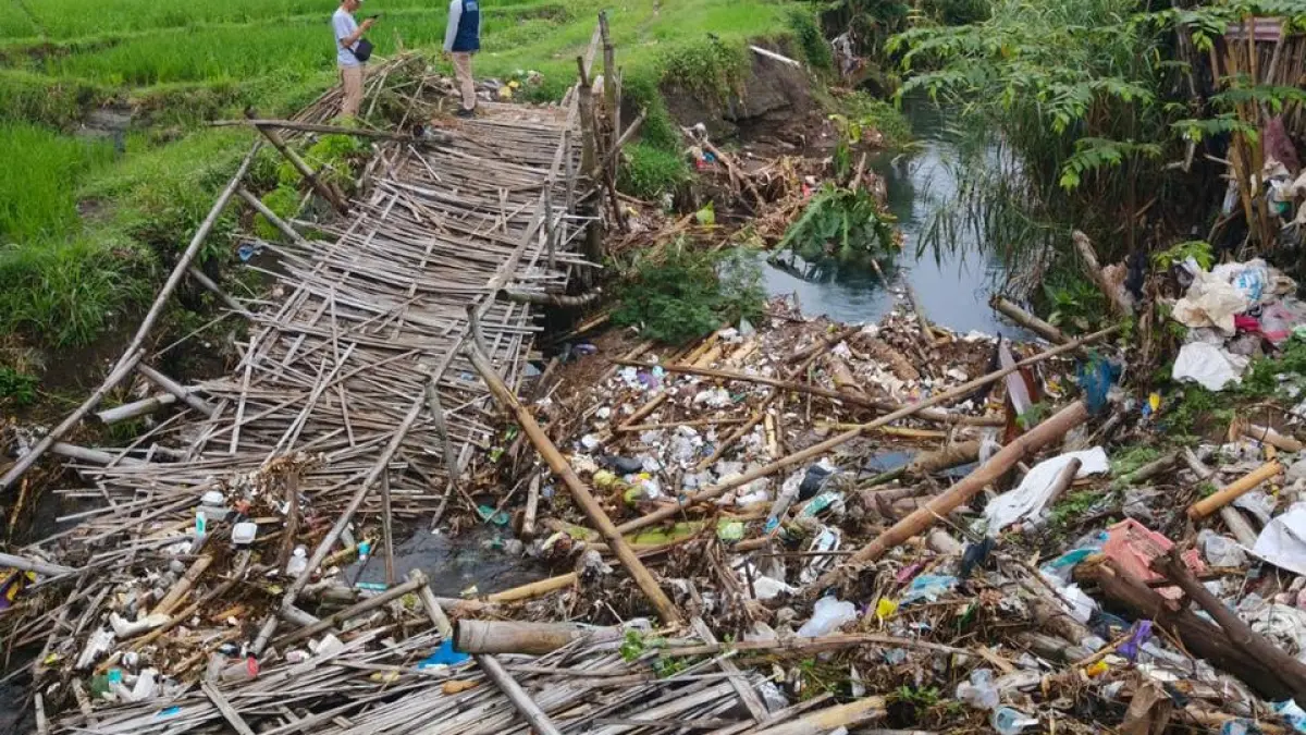 Kondisi Jembatan bambu yang menghubungkan perbatasan Desa Dukuh dan Desa Jembungan, Kecamatan Banyudono, Boyolali. (DLH BOYOLALI)