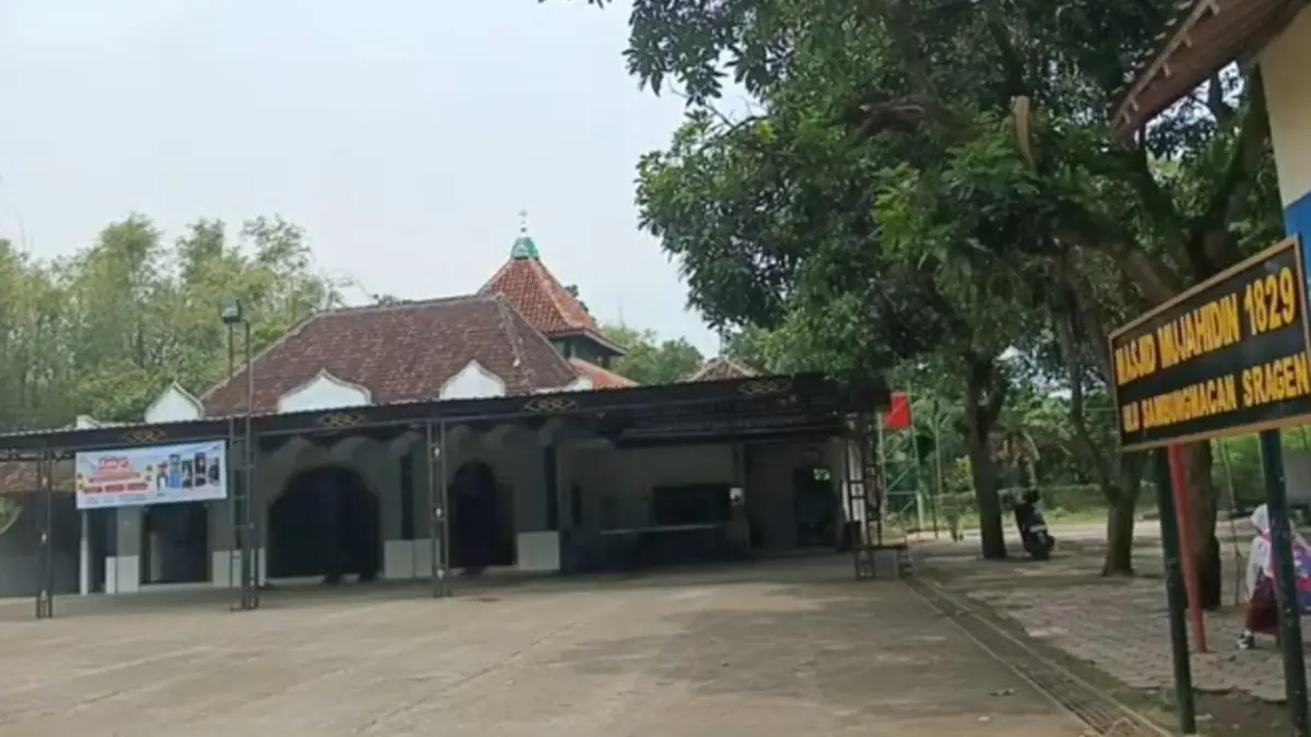 Masjid Mujahidin di Desa Karanganyar, Kecamatan Sambungmacan, Sragen masih berdiri meski sudah berusia 197 tahun. (Ahmad Khairudin/Radar Solo)