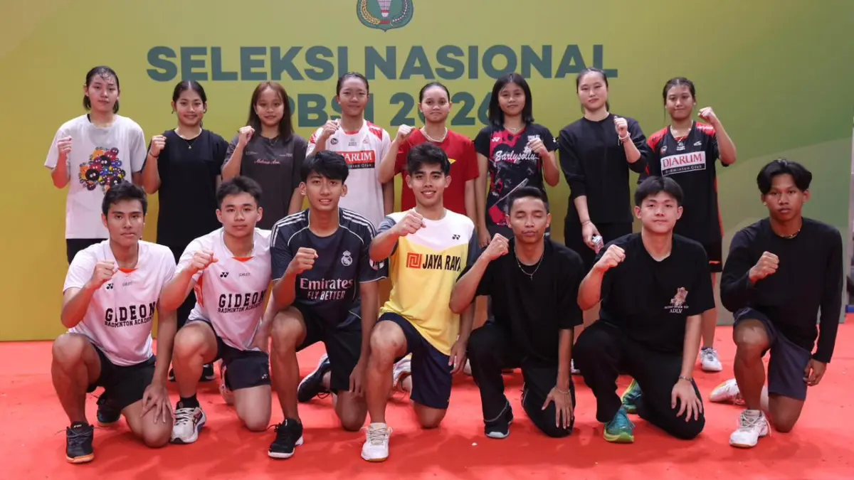 MEMBANGGAKAN: Ikhsan Lintang Pramudya (jongkok tiga dari kanan) bersama pemain yang lolos seleknas PBSI 2026. (DOK. PBSI)