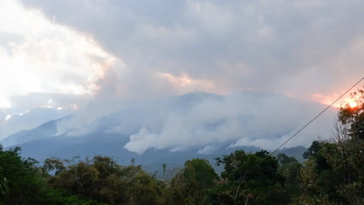 MENGEJUTKAN: Kebakaran Gunung Lawu terlihat dari Kecamatan Kendal, Kabupaten Ngawi, 1 Oktober 2023 silam. (DOK. RADAR SOLO)