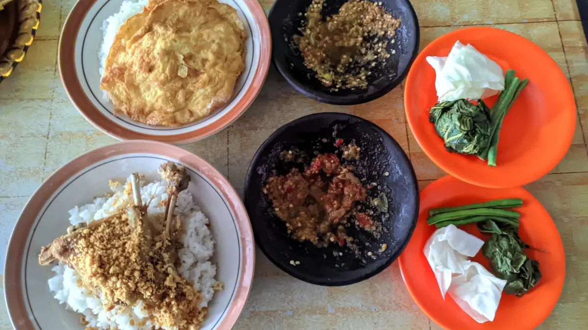 Menu andalan di warung makan Mak Cumik di Jalan Raya Wonogiri–Pracimantoro, Dusun Sengon, Pracimantoro, Wonogiri. (IWAN ADI/RADAR SOLO)