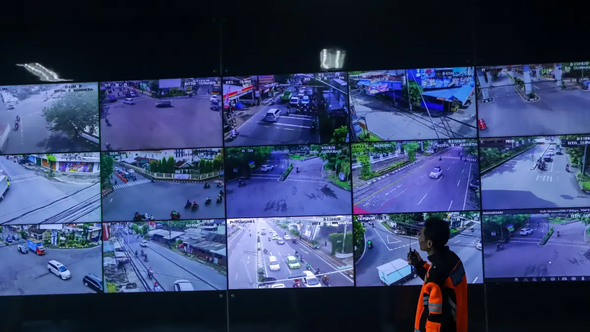 Pantaun lalu lintas Kota Solo dari CCRoom Kantor Dishub Kota Solo, Jumat (27/3/2026). (M Ihsan/Radar Solo)