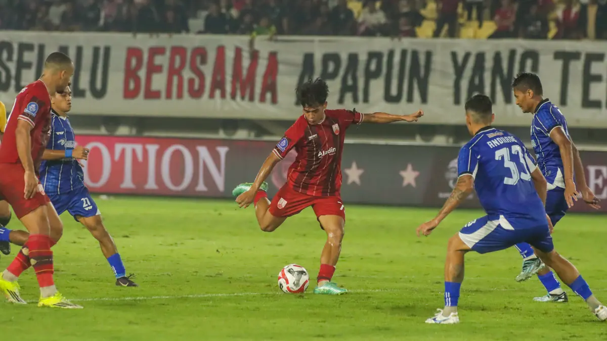 PEMAIN POTENSIAL: Gelandang Persis Solo Zanadin Fariz melakukan tendangan saat melawan PSBS Biak di Stadion Manahan. (M. IHSAN/RADAR SOLO)