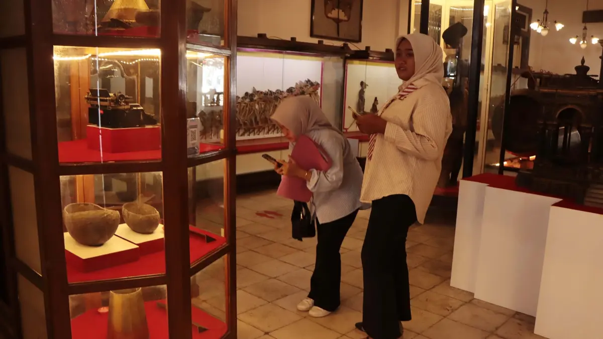 Pengunjung mengamati koleksi Museum Radya Pustaka Solo. (Arif Budiman/Radar Solo)
