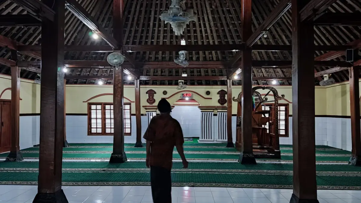 TEMPAT IBADAH: Bagian dalam Masjid Agung Jatisobo, Polokarto, Sukoharjo yang arsitekturnya cukup klasik. (HERNINDYA JALU/RADAR SOLO)

&nbsp;