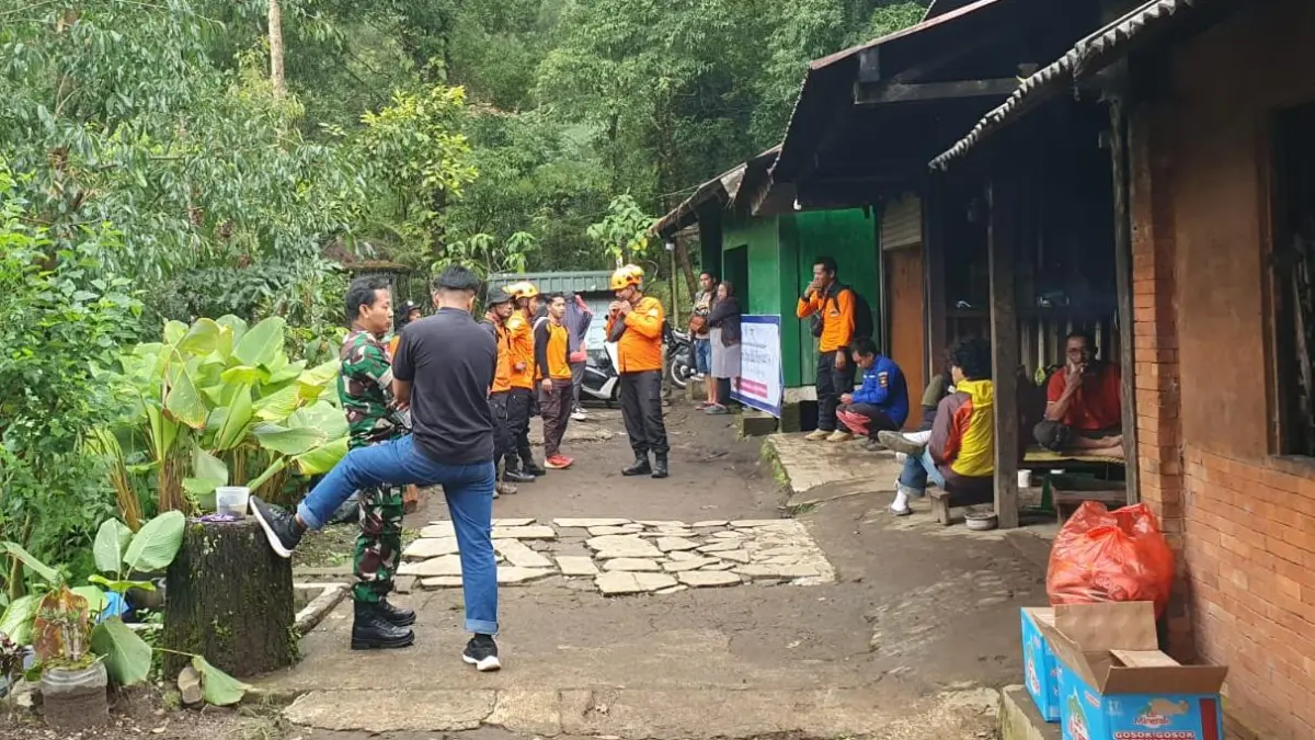 Tim SAR siaga di pos pintu masuk jalur pendakian Gunung Lawu via Candi Ceto, Kecamatan Jenawi, Karanganyar, Jumat (27/3/2026). (Rudi Hartono/Radar Solo)
