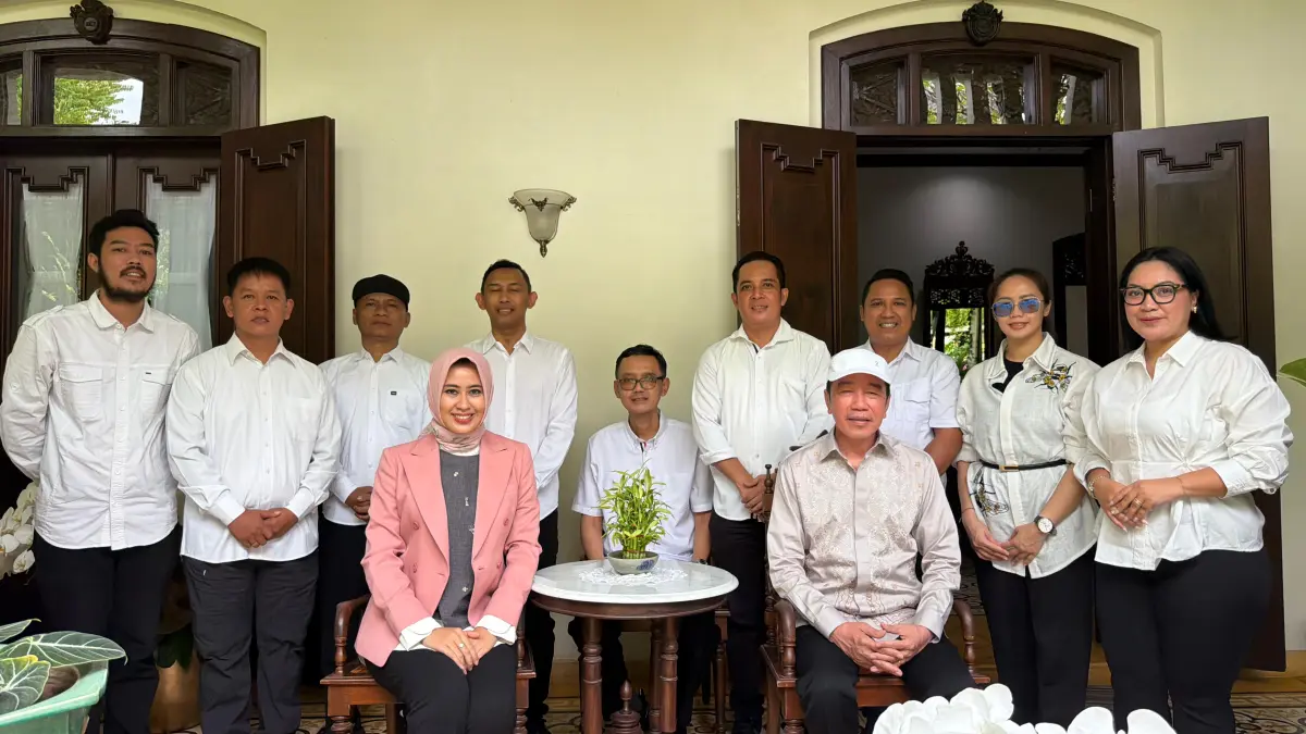 Wawali Kota Solo Astrid Widayani bersama rombongan bertemu mantan Presiden Jokowi di kediamannya, Jumat (27/3/2026). 