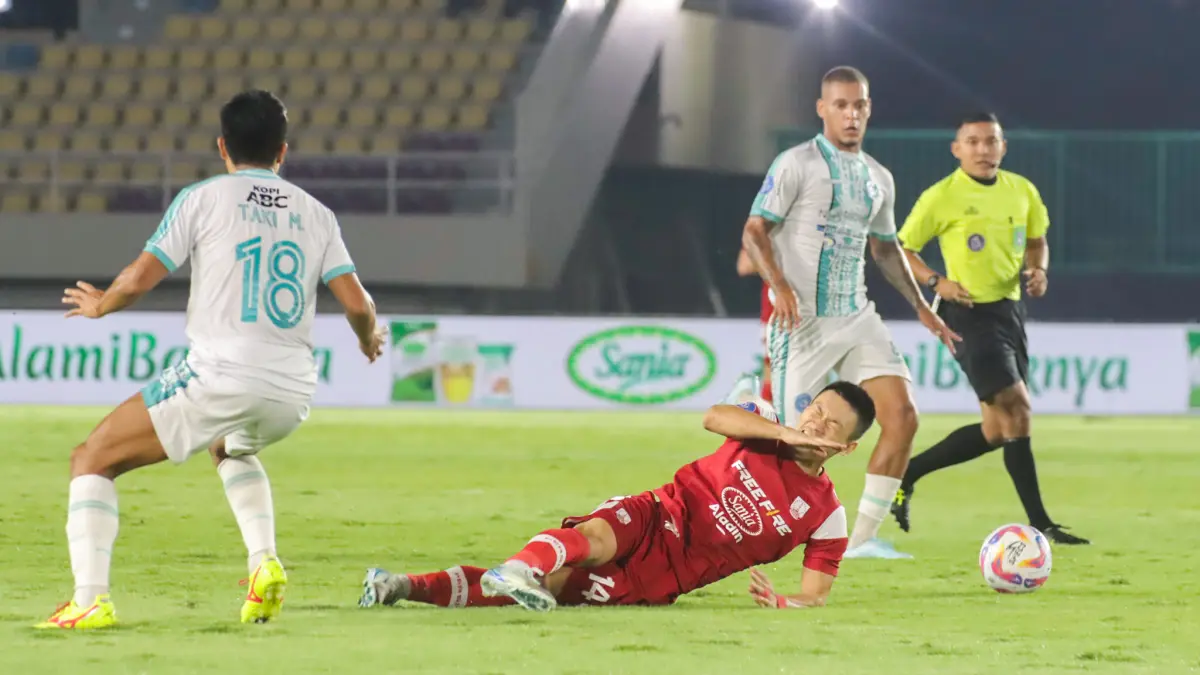 Gelandang Persis Solo Sho Yamamoto dijegal pemain PSBS Biak di Stadion Manahan Solo, 16 Desember 2024.