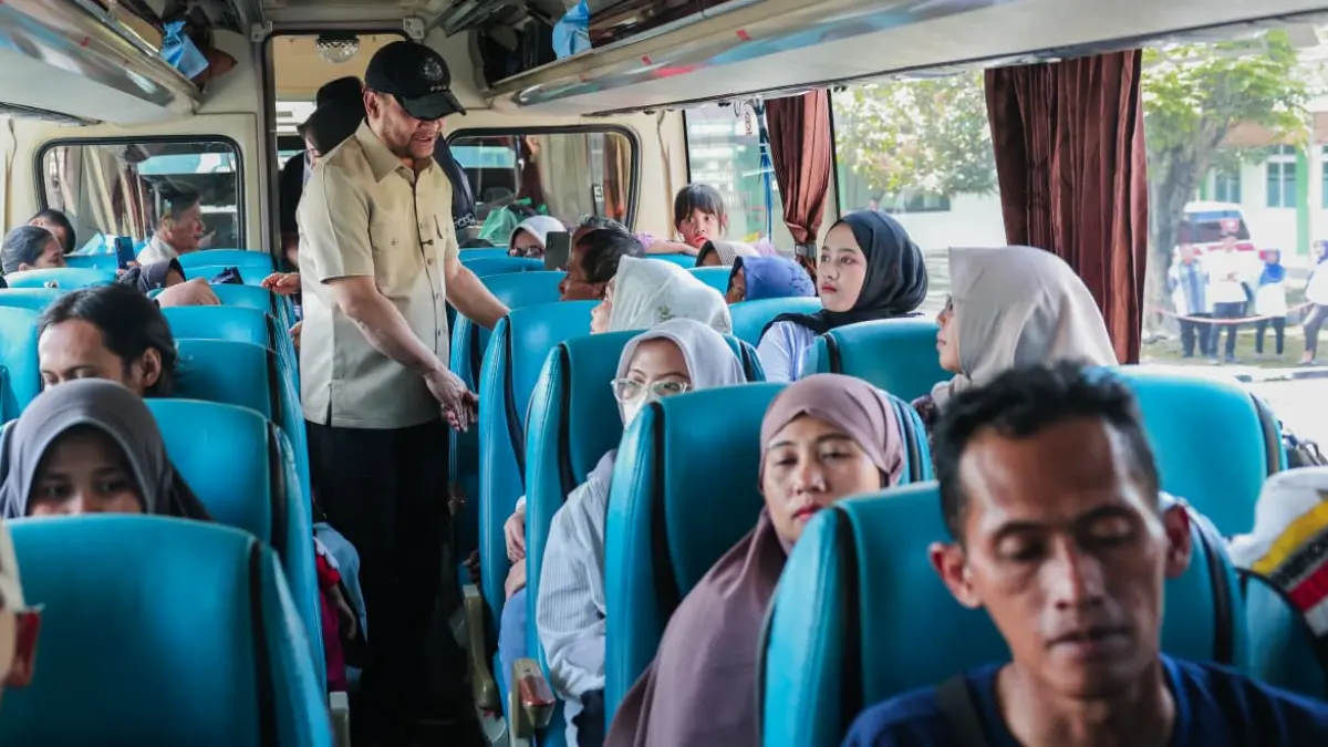 Gubernur Jateng Ahmad Luthfi berbincang dengan peserta balik gratis pemprov di Asrama Haji Donohudan Boyolali, Sabtu (28/3/2026) 