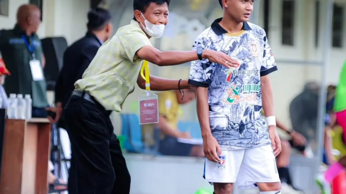 Head Coach Persebi Boyolali Sri Widadi beri instruksi ke pemainnya. (ISTIMEWA) 