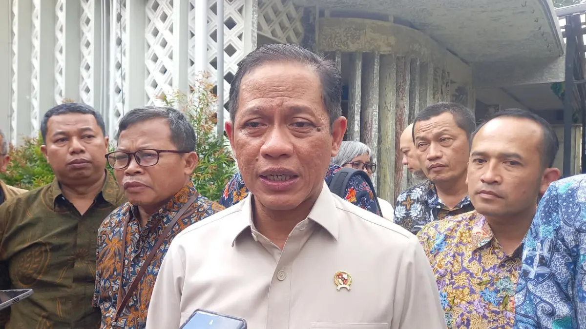 Menteri Lingkungan Hidup Hanif Faisol Nurofiq beri keterangan usai meninjau PLTSa Putri Cempo Solo. (Antonius Christian/Radar Solo)
