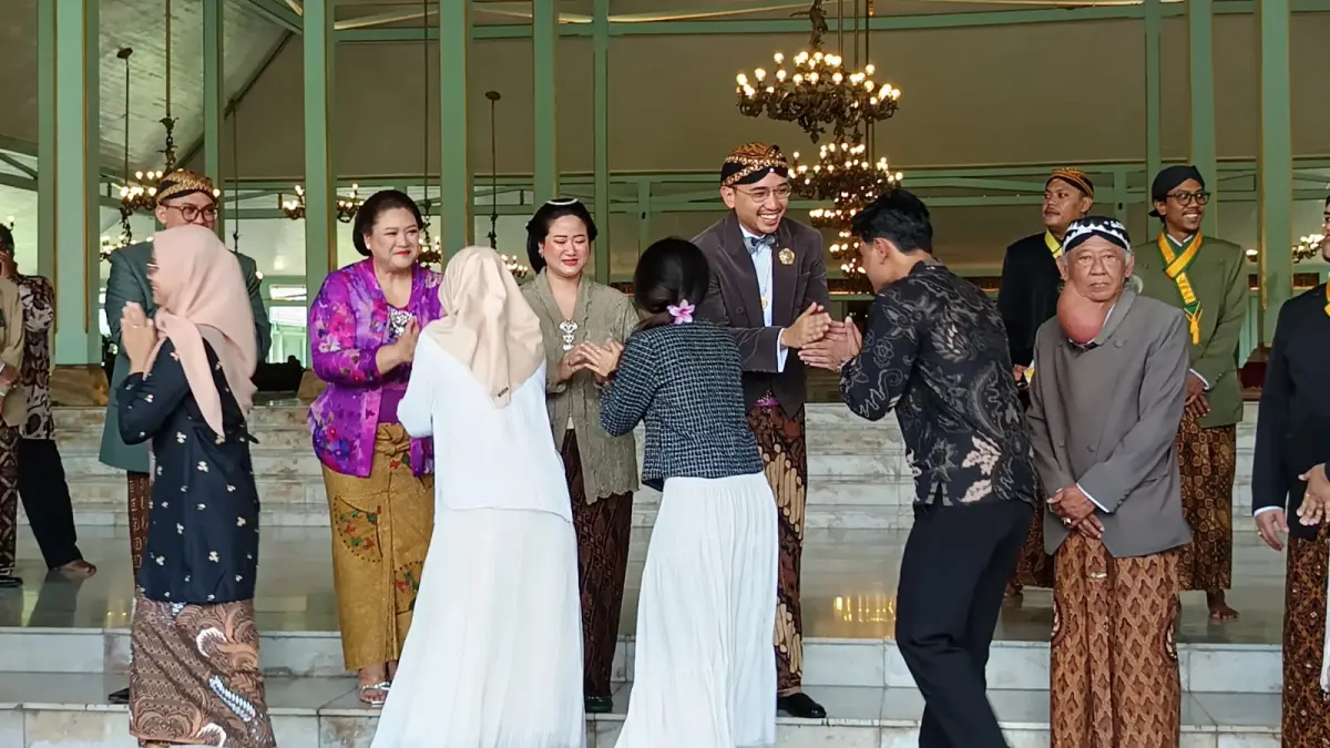 Ribuan Warga Serbu Syawalan Mangkunegaran, Antre Panjang Demi Salaman dengan Mangkoenagoro X (ANTONIUS CHRISTIAN/ RADAR SOLO)