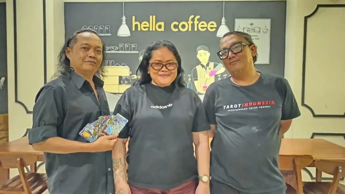 Andreas Teguh Sujarwadi bersama anggota Tarot Indonesia. (A CHRISTIAN/RADAR SOLO)
