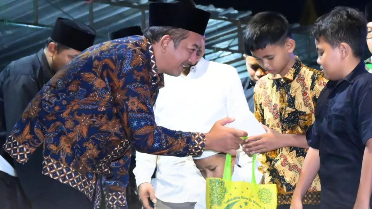 Bupati Karanganyar Rober Christanto saat memberikan santunan kepada perwakilan anak yatim di Desa Gebyok, Mojogedang. (Rudi Hartono/Radar Solo)