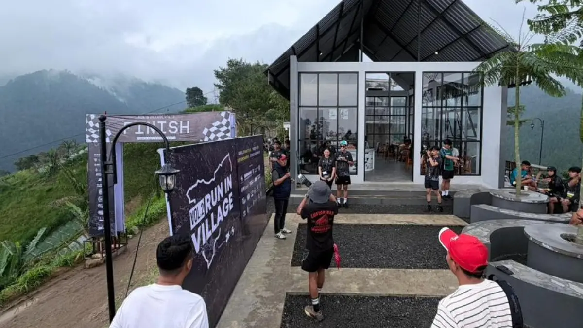 Garis finish event lari Run In Village Vol 2 di Jatiyoso, Karanganyar menyajikan panorama alam menawan. (Rudi Hartono/Radar Solo)