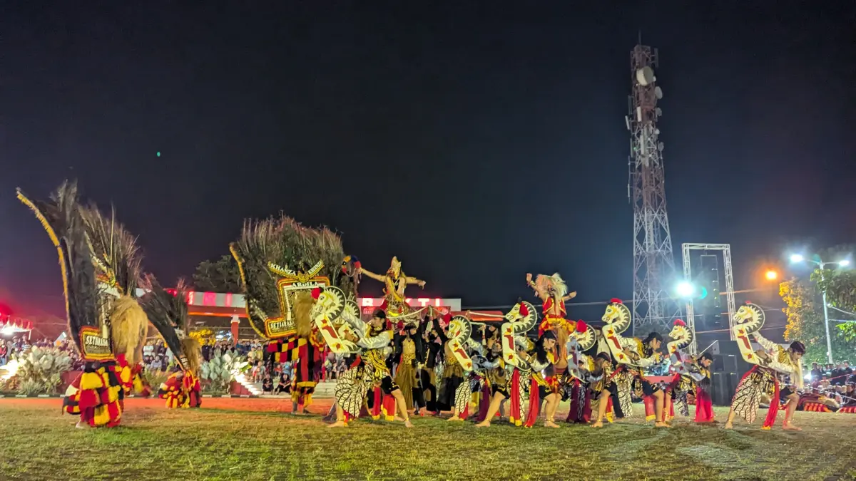 Grebeg Syawal 1447 Hijriah bersama Komunitas Reyog Ponorogo Selowonorojo di Alun-alun Giri Krida Bakti Wonogiri, Sabtu (28/3/2026) malam.