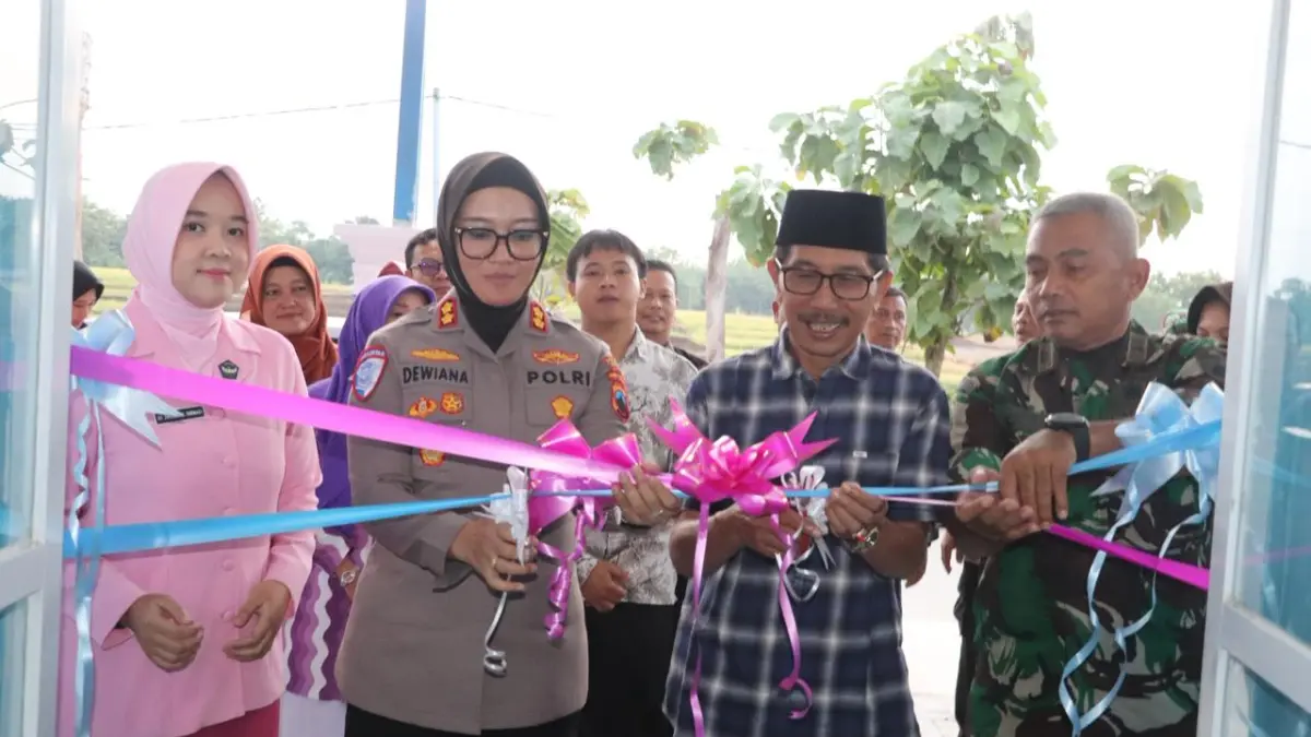 Kapolres Sragen AKBP Dewiana Syamsu Indyasari saat resmikan dapur SPPG untuk program makan bergizi gratis (MBG). (Ahmad Khairudin/Radar Solo)