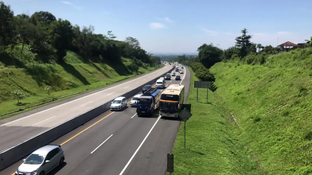 Kondisi arus lalu lintas di Km 482 Tol Boyolali pada gelombang kedua arus balik Lebaran 2026, Minggu (29/3).