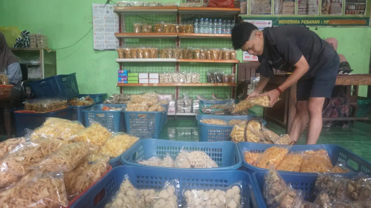 Pemilih memilih camilan di pusat oleh-oleh tradisional A. Syakir Popongan, Desa Tegalgondo, Wonosari, Klaten. (ANGGA PURENDA/RADAR SOLO)