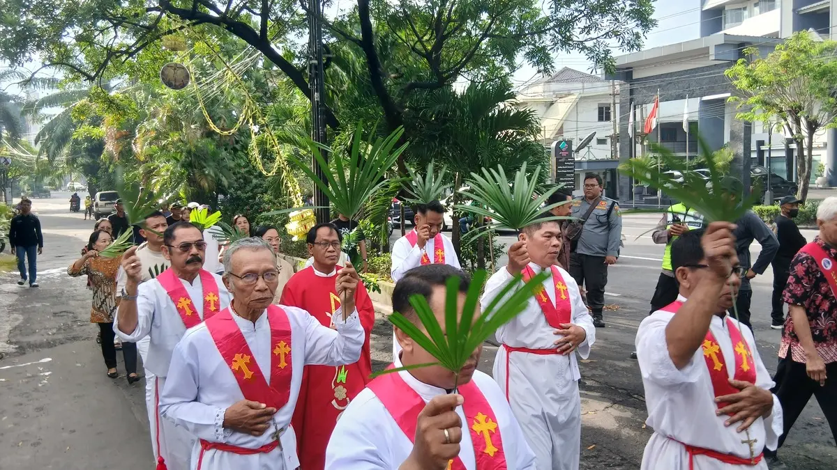 ​Peringatan Minggu Palma di Gereja Santa Perawan Maria Regina, Purbowardayan, berlangsung meriah dengan perarakan drumband dan 2.000 umat, Minggu (29/3/2026).