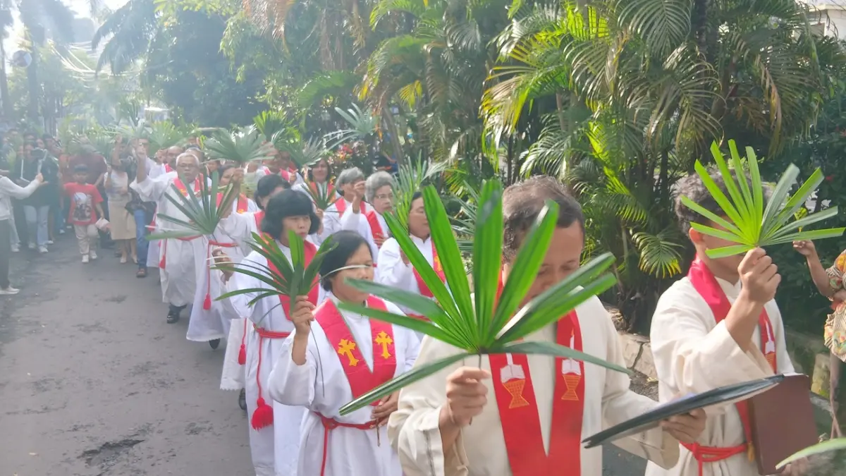 ​Peringatan Minggu Palma di Gereja Santa Perawan Maria Regina, Purbowardayan, berlangsung meriah dengan perarakan drumband dan 2.000 umat, Minggu (29/3/2026).