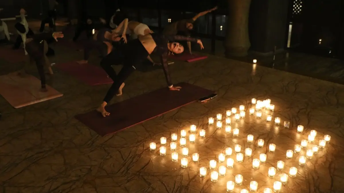 Peringati Eath Hour 2026, sejumlah perempuan yoga dalam kegelapan dan hanya ditemani cahaya lilin di Mercure Hotel Purwosari, Sabtu malam (28/3).