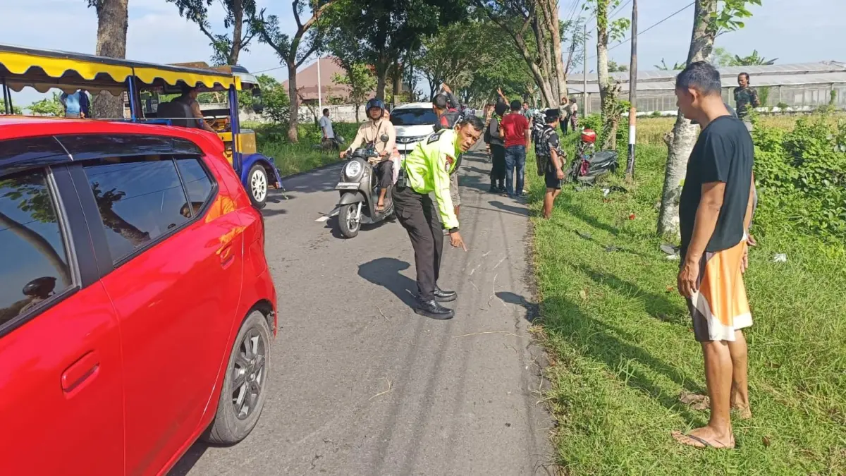 Polisi olah TKP kecelakaan kereta kelinci dengan sepeda motor di jalan Tasikmadu-Bejen, Kelurahan Bejen, Kecamatan Karanganyar, Minggu (29/3/2026). (Rudi Hartono/Radar Solo)