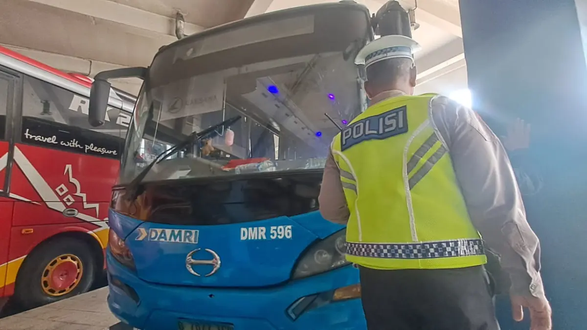 Satu unit armada bus milik Perum DAMRI terpaksa dibatalkan keberangkatannya dari Terminal Tipe A Tirtonadi, Solo. (SILVESTER/RADAR SOLO)