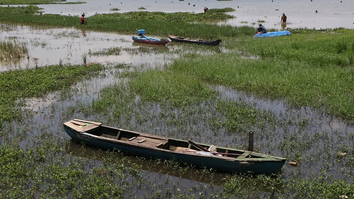 Aktivitas pemancing di Waduk Cengklik Boyolali. Prediksi datang El Nino pada April mendatang dikhawatirkan dapat mengganggu ketersediaan air bersih. (Arief Budiman/Radar Solo) 