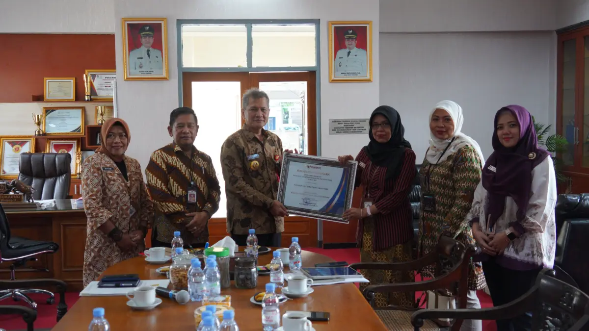 Bupati Wonogiri Setyo Sukarno menerima penghargaan dari Kepala Perwakilan Ombudsman RI Provinsi Jawa Tengah Siti Farida di ruang kerjanya Jumat (27/3/2026). (Dok. Prokopim Setda Wonogiri)