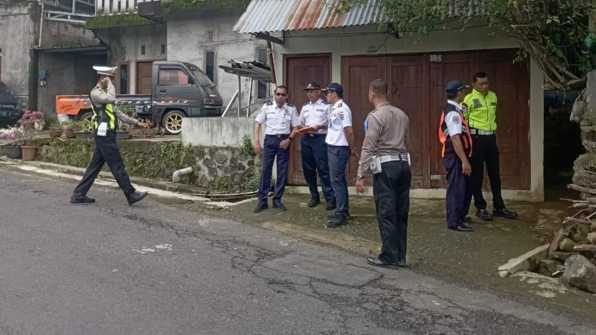 Dishub Karanganyar dan Polres Karanganyar mengevaluasi jalur ekstrem menuju Candi Sukuh yang kerap terjadi kecelakaan lalu lintas rem blong. (Rudi Hartono/Radar Solo)