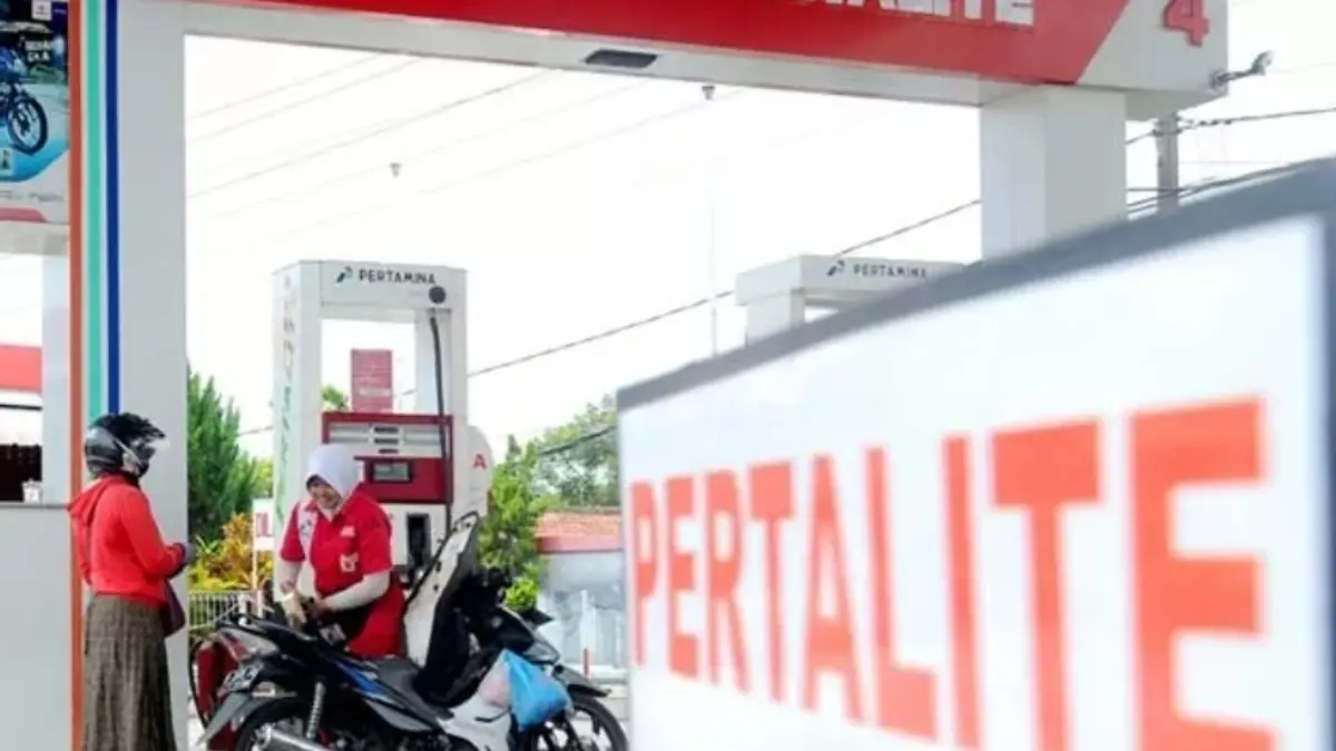 Masyarakat mengisi BBM subsidi Pertalite di SPBU.
