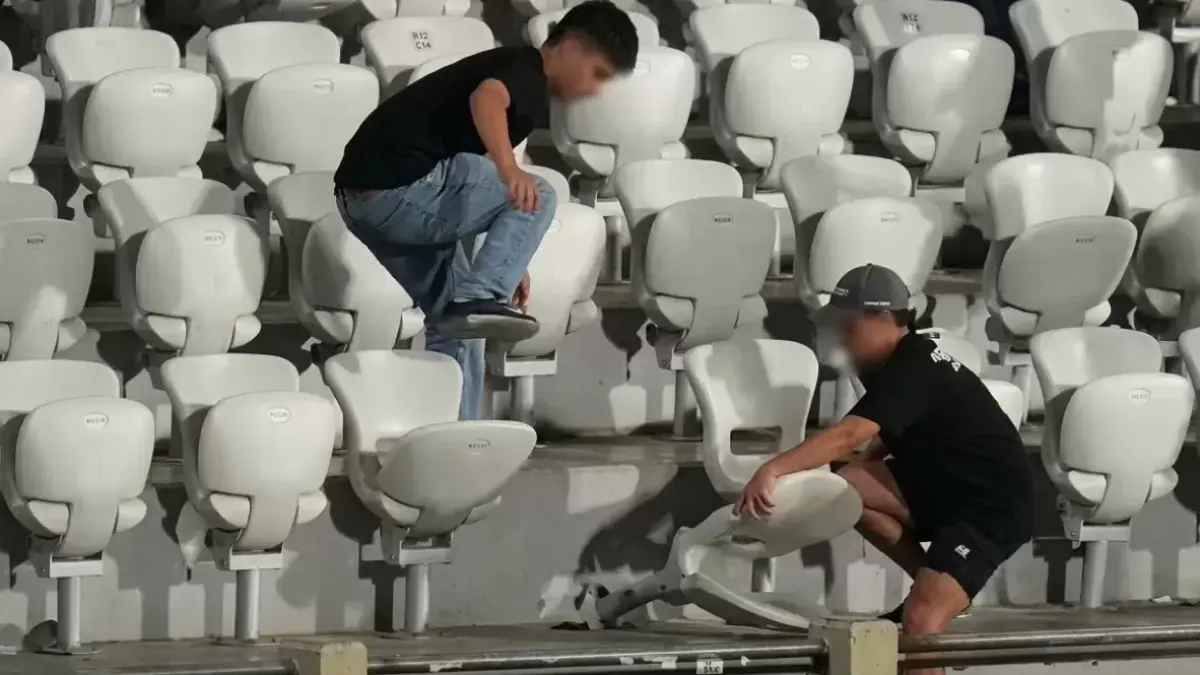 oknum suporter merusak bangku di Stadion Gelora Bumi Kartini usai laga Persis Solo melawan PersijapJepara, Kamis malam(5/3/2026).