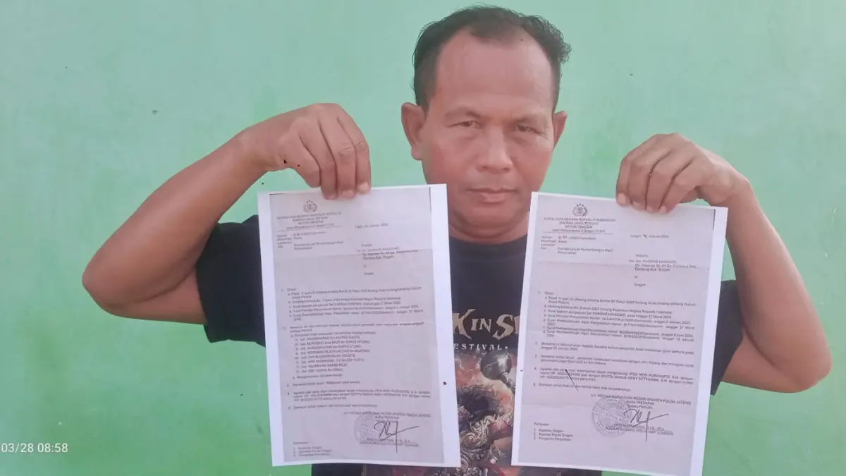 Pardho Handoko, seorang warga Desa Plosorejo, Kecamatan Gondang, Sragen tunjukkan laporan kepolisian terkait penipuan investasi air minum kemasan yang dialaminya. (Ahmad Khairudin/Radar Solo)