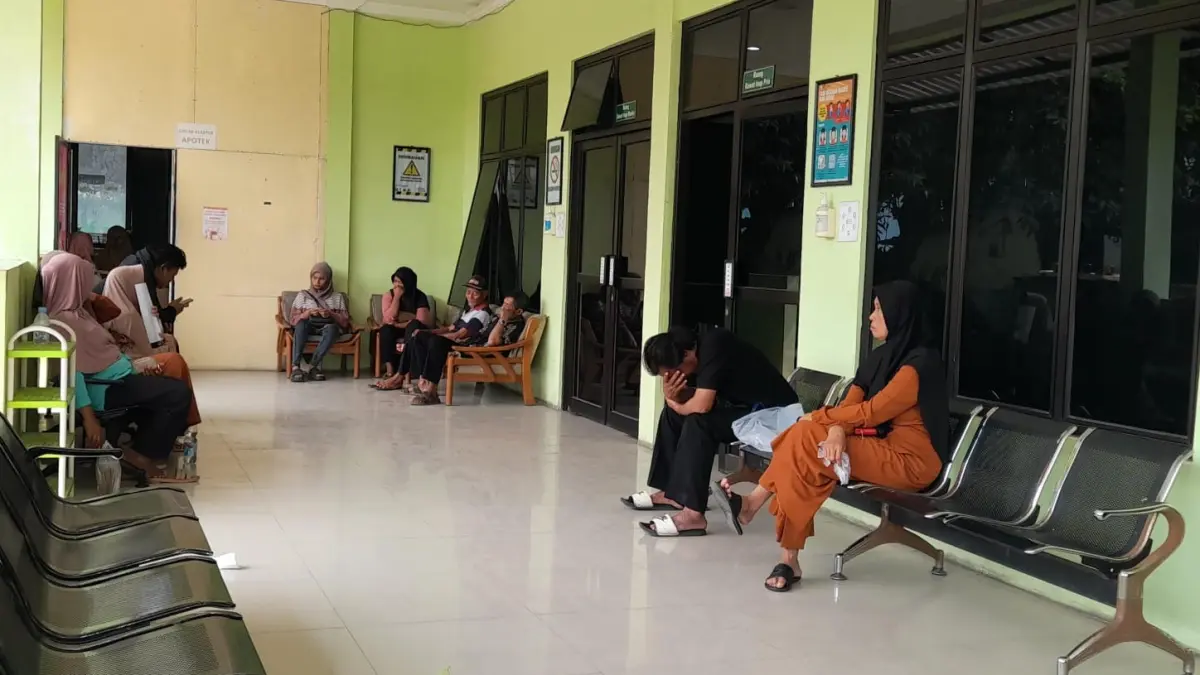Pasien Puskesmas Jaten 1 menunggu giliran pemeriksaan. Pasca Lebaran, jumlah pasien puskesmas di Karanganyar meningkat. (Rudi Hartono/Radar Solo)